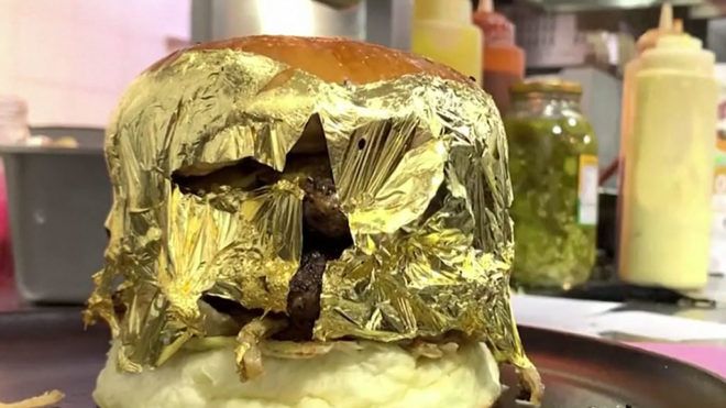 Íme az aranyburger! – Forrás: Tények – videó