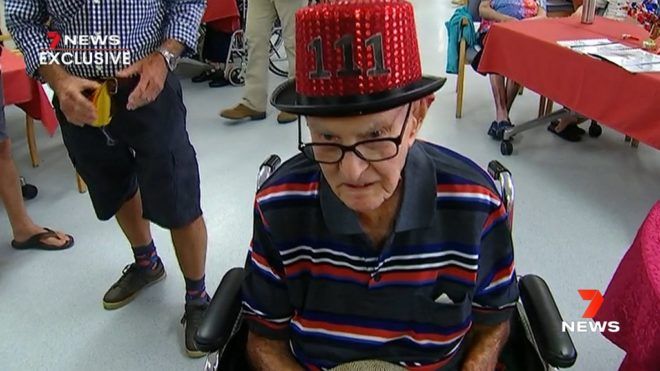 A 111 éves férfi szerint a garnélaevés a hosszú élet titka - Dexter Kruger. Fotó: 7news Facebook