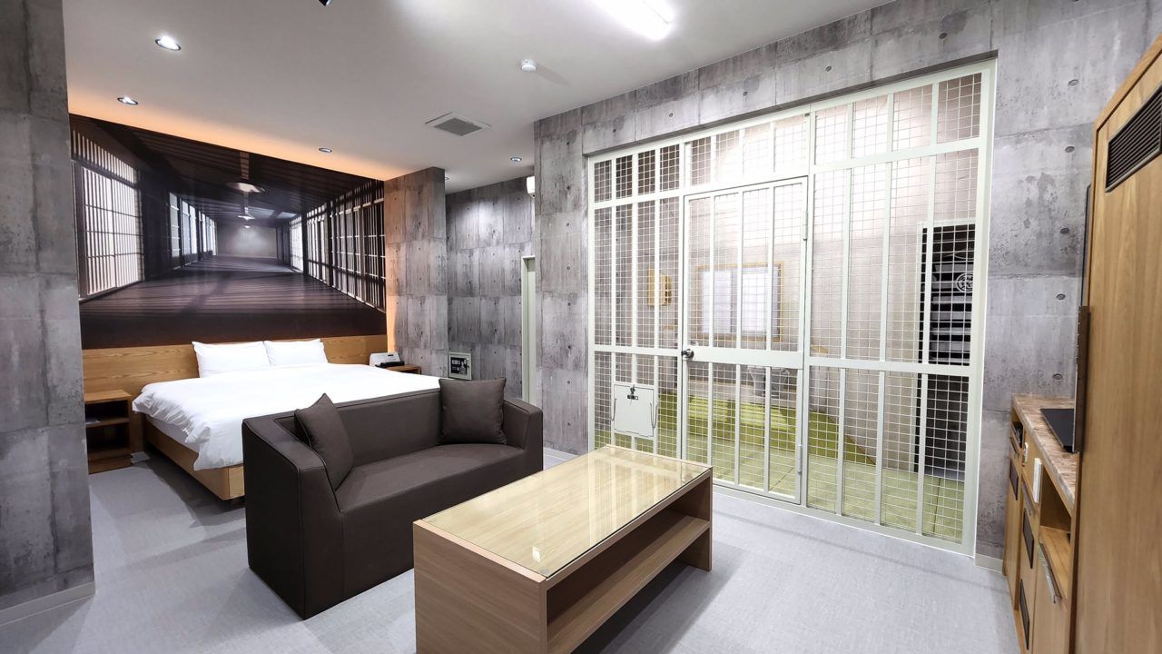 A-Ninkjo-Hotel-börtöncellához-hasonlító-egyik-kibérelhető-szobája.-Fotó-Twitter,-@ninkyo_hotel Online Rádió - Egy Lépéssel Közelebb Hozzád! _ LépésRádió