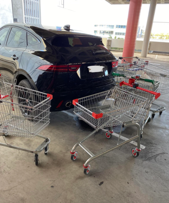 Két Parkolóhelyet Foglalt El Egy Ausztrál Autós, Megleckéztették A Vásárlók