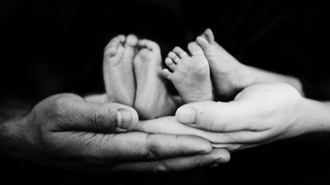 Ikerbabák-lábai-fotó-Unsplash Két férfivel is lefeküdt, két apától fogantak az ikrei | Online Rádió - Egy Lépéssel Közelebb Hozzád! _ LépésRádió