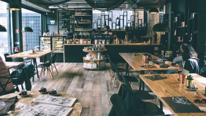 Egy-kávézó-belső-tere Ebben a kávézóban többet kell fizetniük a tapló vendégeknek | Online Rádió - Egy Lépéssel Közelebb Hozzád! _ LépésRádió
