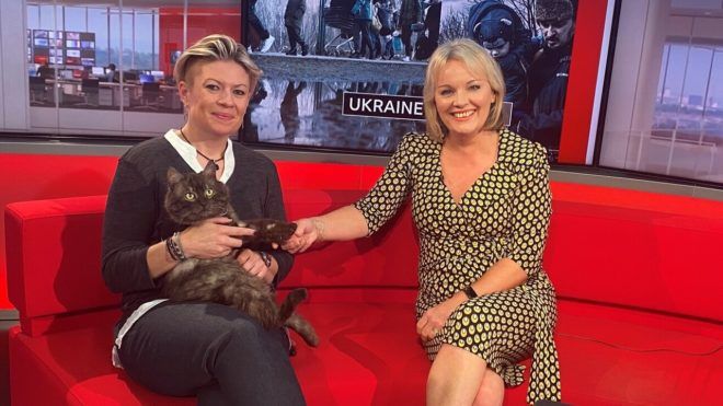 Wendy-Lloyd-és-Rocket-a-BBC-stúdiójában Birminghamben talált otthonra egy háromlábú ukrán macska | Online Rádió - Egy Lépéssel Közelebb Hozzád! _ LépésRádió