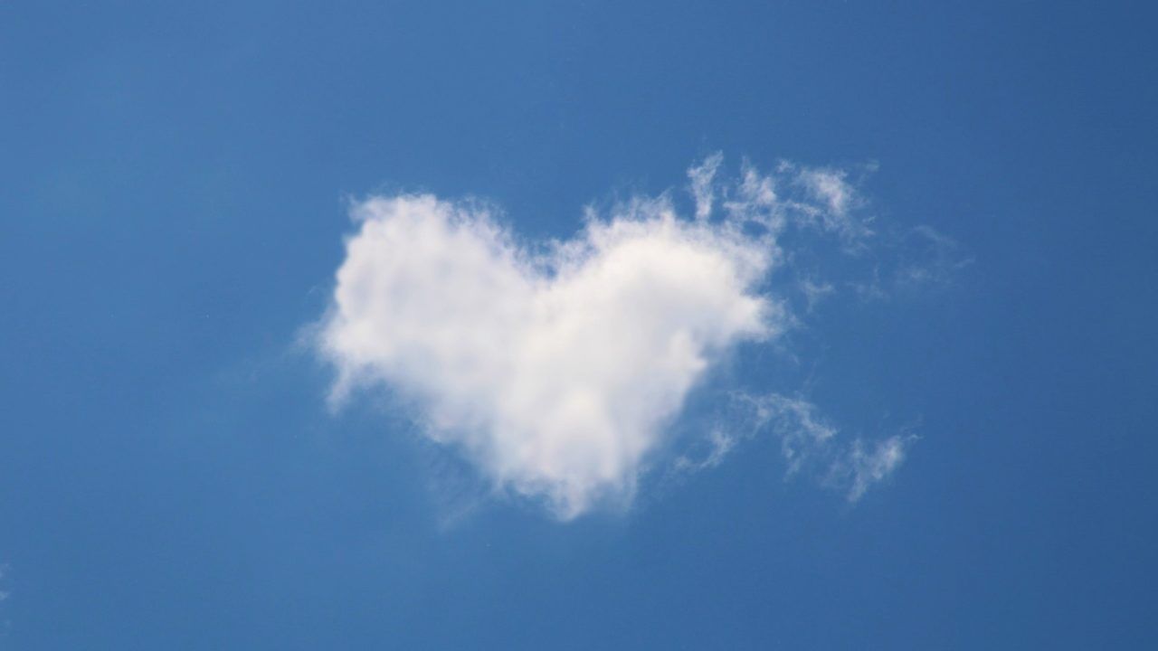 Szív-alakú-felhő-az-égen. Online Rádió - Egy Lépéssel Közelebb Hozzád! _ LépésRádió