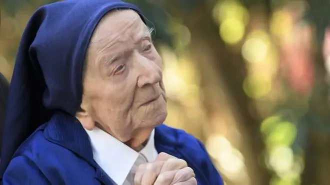 André-nővér-2021-februárjában-(Fotó-Nicolas-Tucat-AFP) 118 évesen meghalt a világ legidősebb embere, André nővér | Online Rádió - Egy Lépéssel Közelebb Hozzád! _ LépésRádió