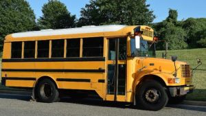 Beköltöztek egy régi iskolabuszba, mert az üzemanyag olcsóbb, mint a lakbér