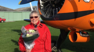 Mozgó repülő tetejére mászott ki a 78 éves nő, hogy férje előtt tisztelegjen