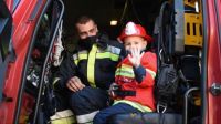 Tűzoltóautóval ment óvodába a 3 éves Olivér