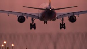 Kényszerleszállást hajtott végre egy repülő Ausztriában, mert egy utas nem akart kijönni a vécéből